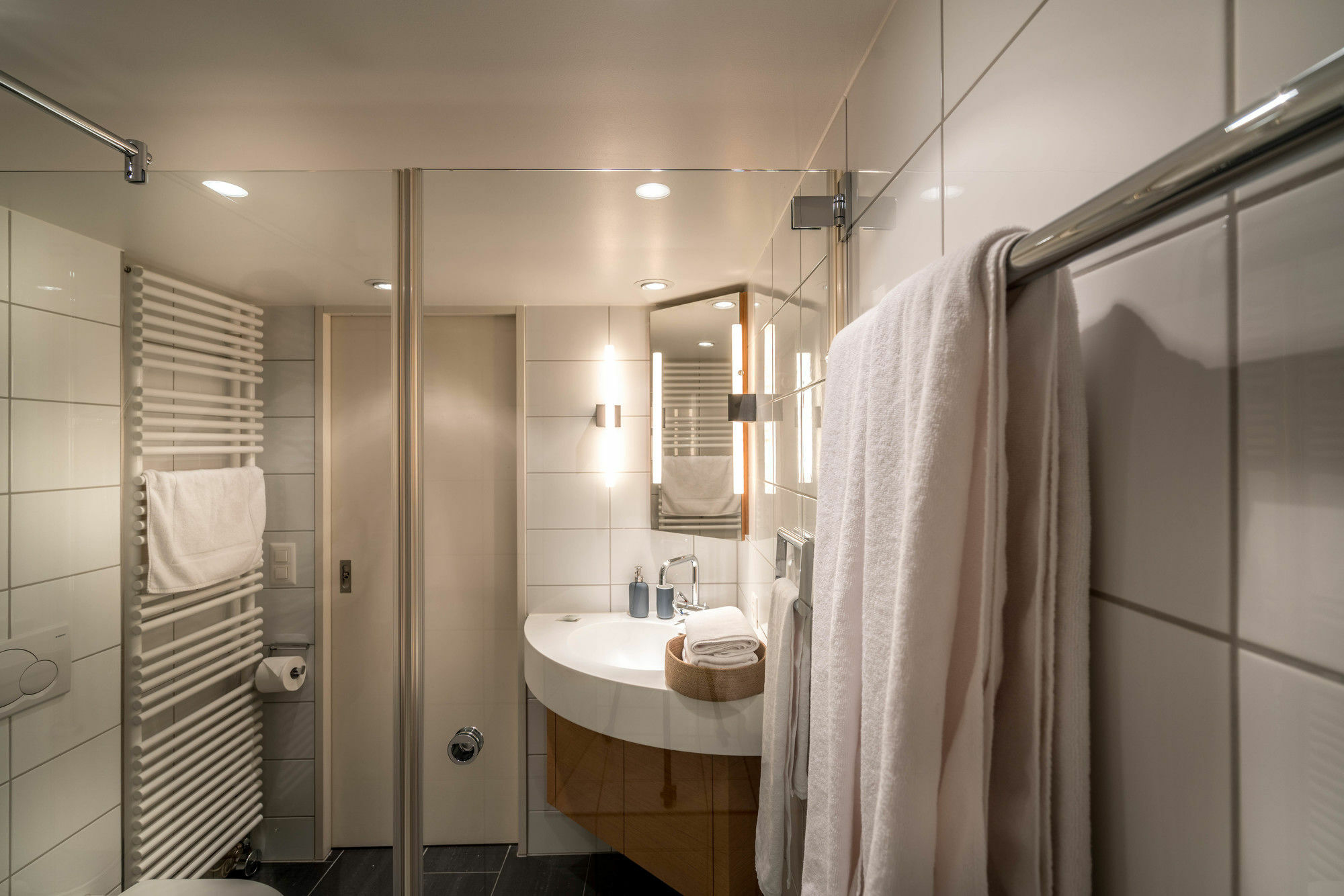 Side Location Bellevue Apartment *